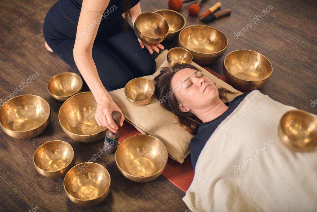 Menschen sitzen im Kreis auf Yogamatten, während im Hintergrund dezente Musik läuft