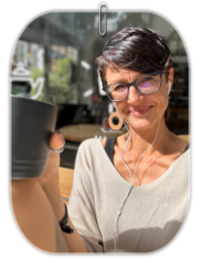 Musikproduzent arbeitet mit Kopfhörern im Studio am Mischpult