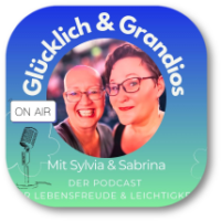 Club-DJ spielt vor beleuchteter Crowd in einem Club