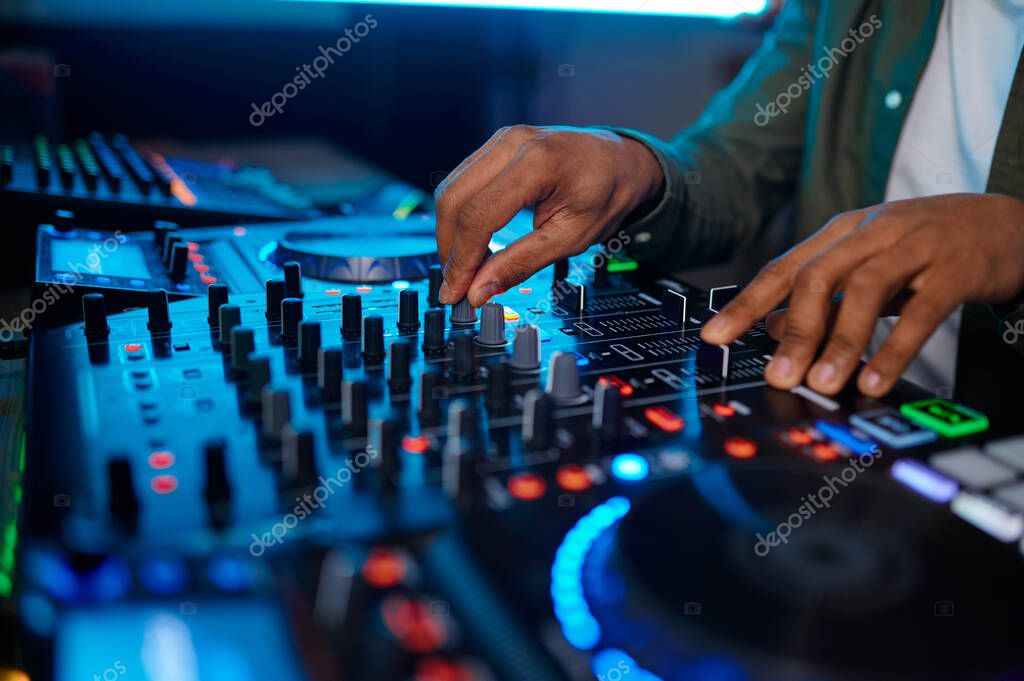 DJ_WumBo arbeitet im Studio an einem neuen Track